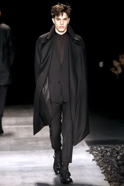 Look 16